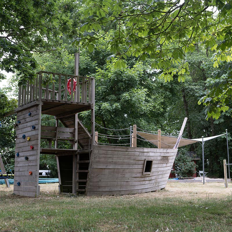 Spielplatz mit Holzschiff